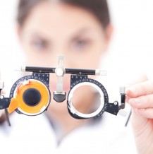 Noszenie soczewek kontaktowych - jak często odwiedzać optometrystę?